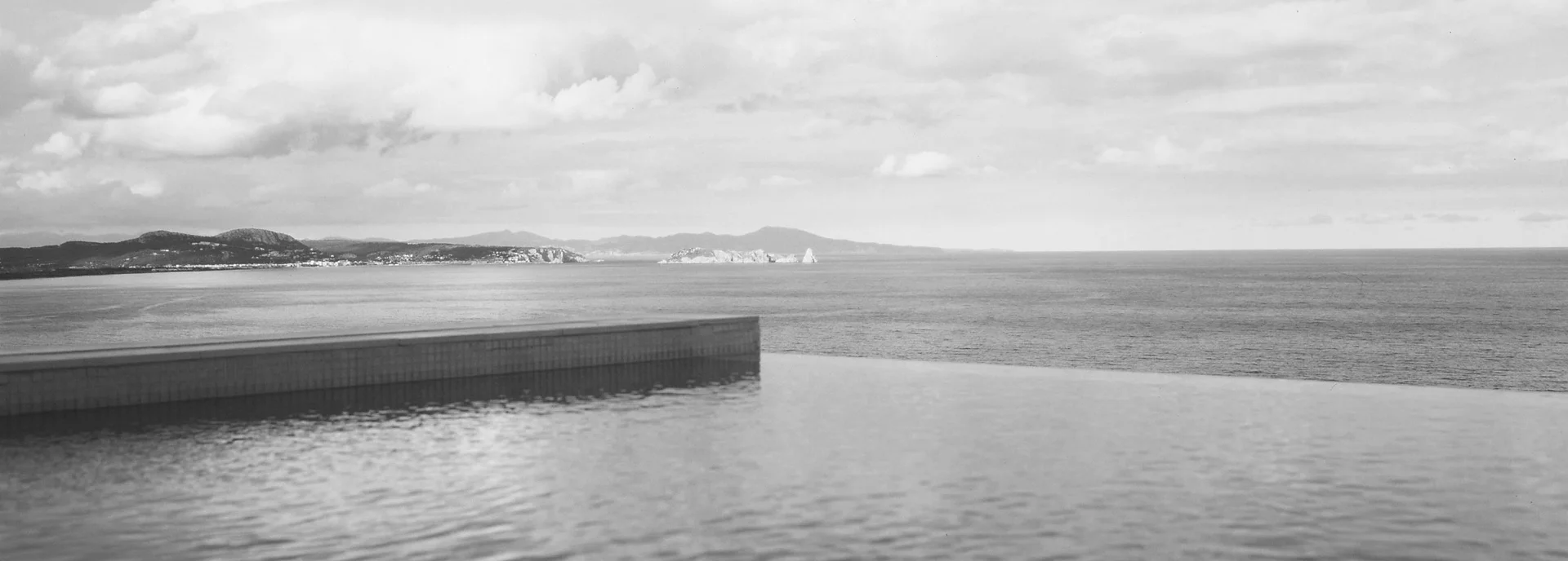 Vista panorámica del mar Mediterráneo desde Barcelona