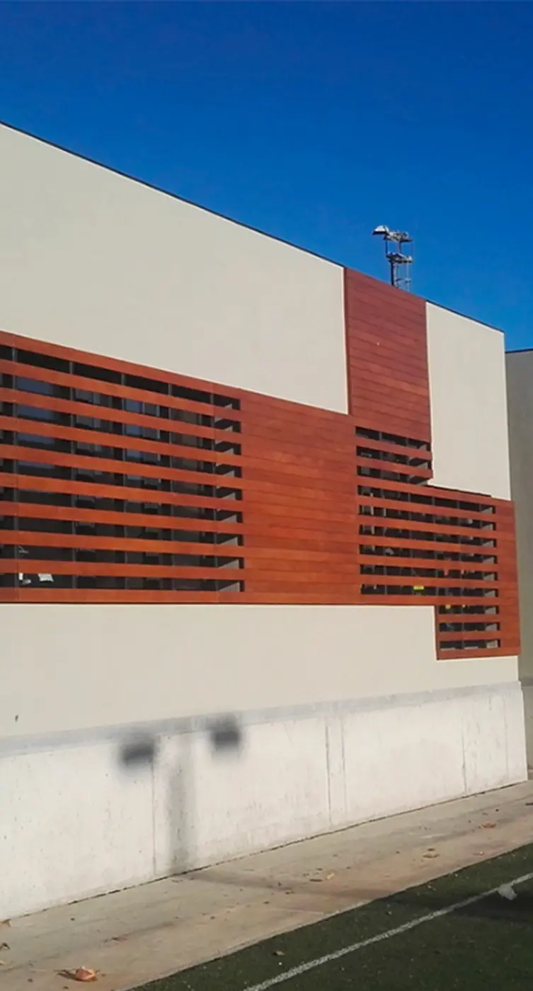Edificio de equipamiento con fachada de madera